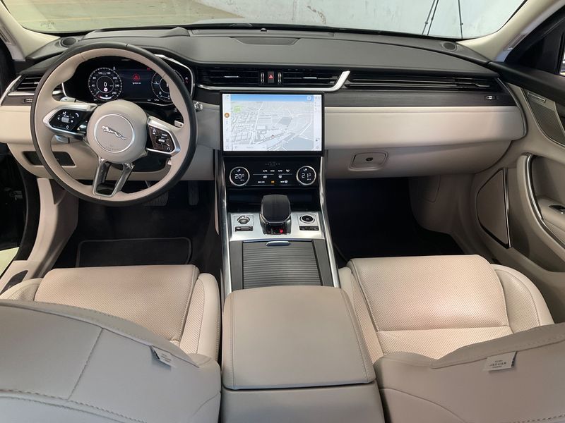 Jaguar XF D200 Mild-Hybrid S — zdjęcie 12