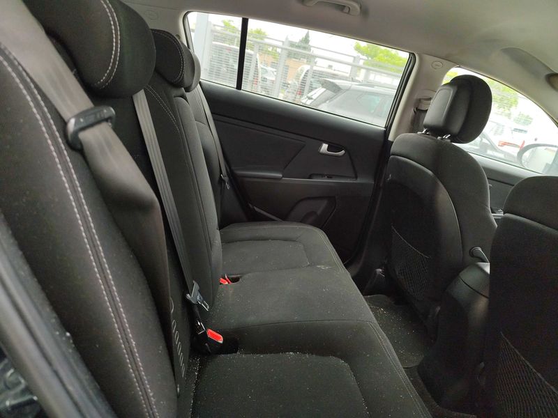 Kia Sportage 1.7 CRDi Drive 4x2 — zdjęcie 13