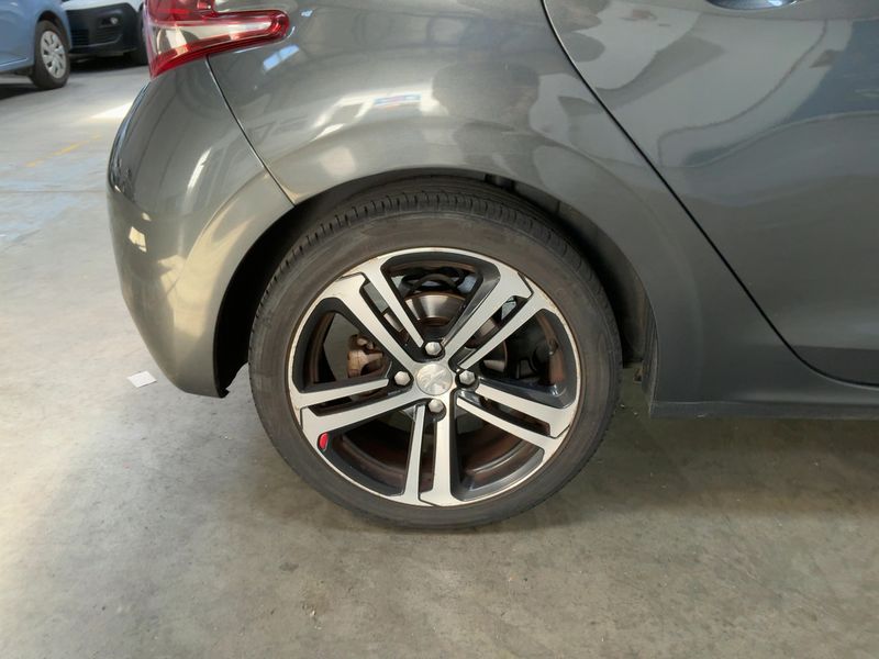 Peugeot 208 1.6 Blue-HDi GT Line 2016 – снимка 9