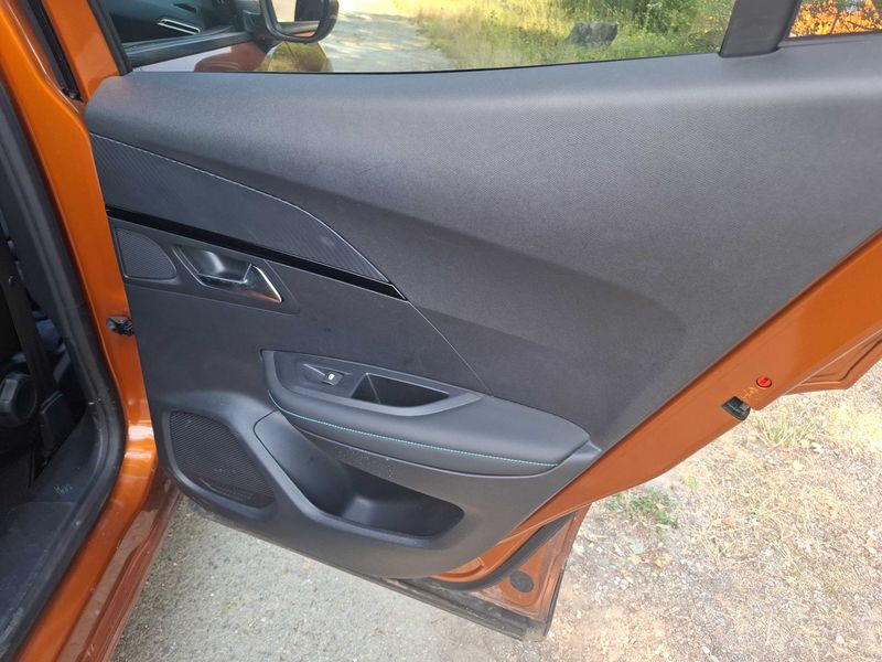 Peugeot 2008 1.2 PureTech Allure 2021 – снимка 34