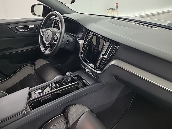 Volvo S60 2.0 B3 Mild-Hybrid R-Design — zdjęcie 5