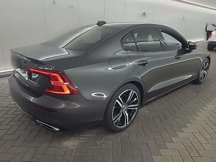 Volvo S60 2.0 B3 Mild-Hybrid R-Design — zdjęcie 3
