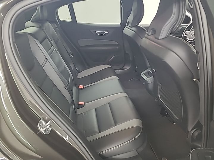 Volvo S60 2.0 B3 Mild-Hybrid R-Design — zdjęcie 7