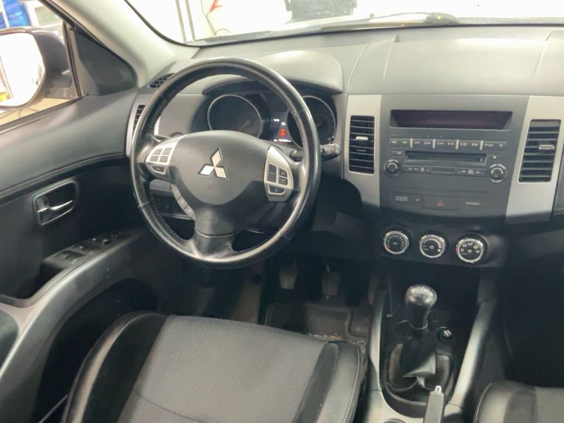 Mitsubishi Outlander 2.0 MIVEC Invite 2WD — zdjęcie 12