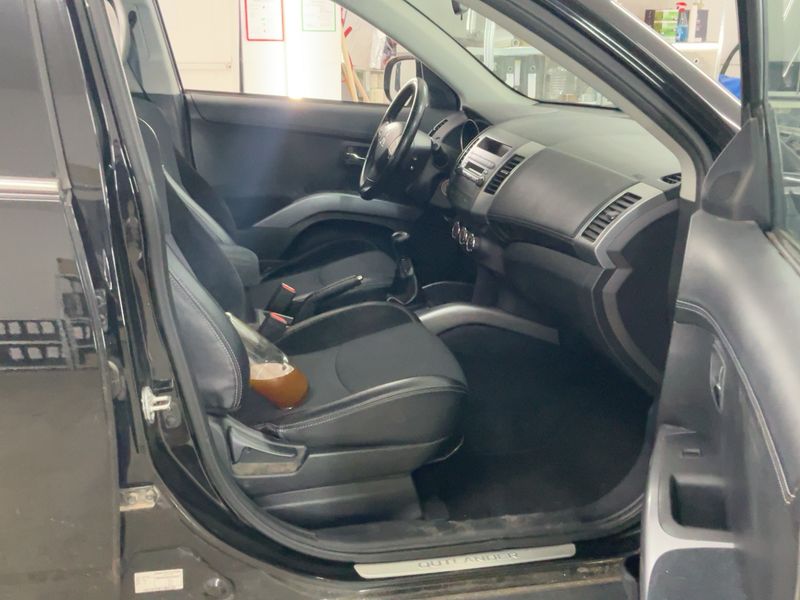 Mitsubishi Outlander 2.0 MIVEC Invite 2WD — zdjęcie 11