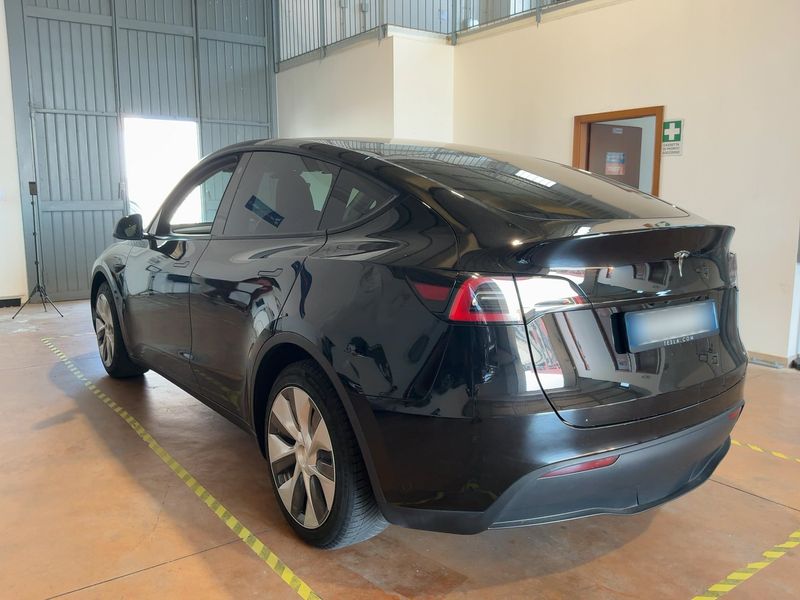 Tesla Model Y Standard Range — zdjęcie 3