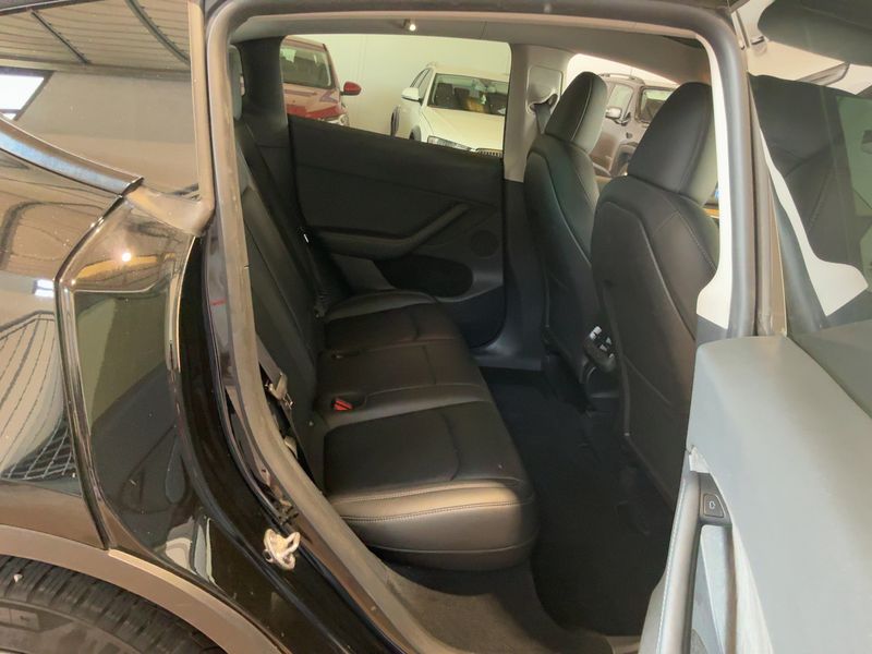 Tesla Model Y Standard Range — zdjęcie 14