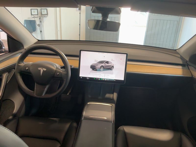 Tesla Model Y Standard Range — zdjęcie 12