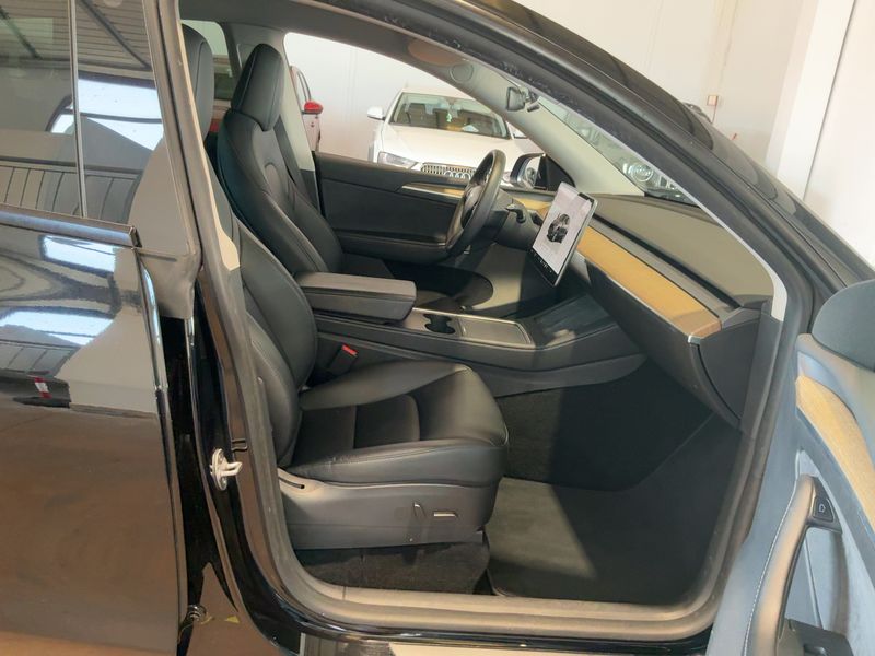Tesla Model Y Standard Range — zdjęcie 11