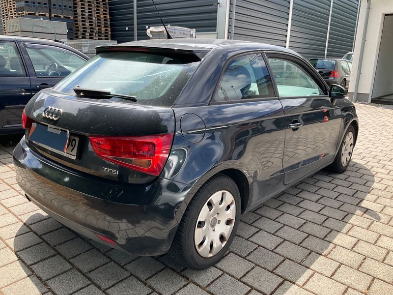 Audi A1 1.2 TFSI Attraction — zdjęcie 2