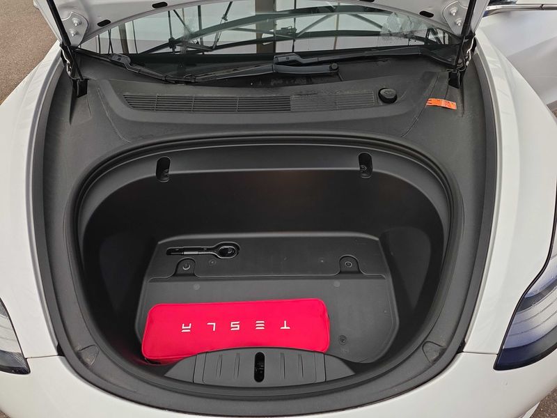 Tesla Model 3 Standard Range Plus RWD — zdjęcie 8