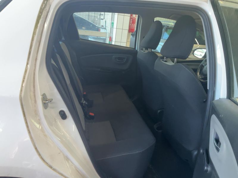 Toyota Yaris 1.0 Comfort — zdjęcie 14