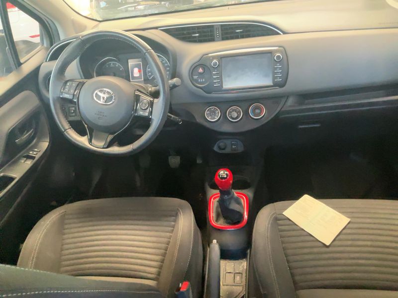 Toyota Yaris 1.0 Comfort — zdjęcie 12