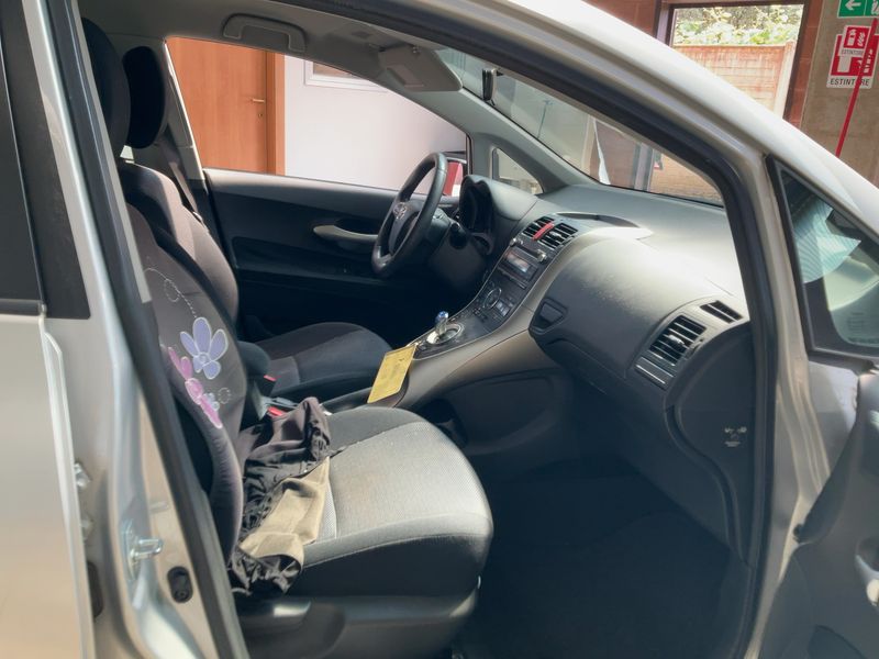 Toyota Auris 1.8 Hybrid Executive — zdjęcie 11