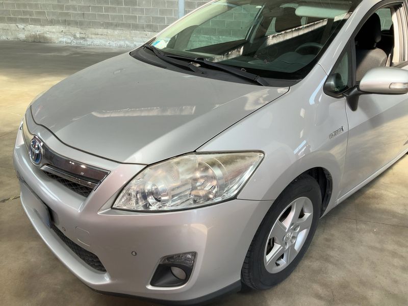 Toyota Auris 1.8 Hybrid Executive — zdjęcie 2