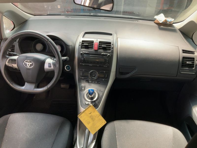 Toyota Auris 1.8 Hybrid Executive — zdjęcie 12