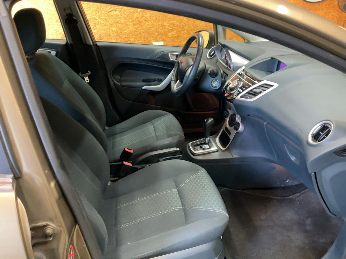 Ford Fiesta 2011 — photo 18