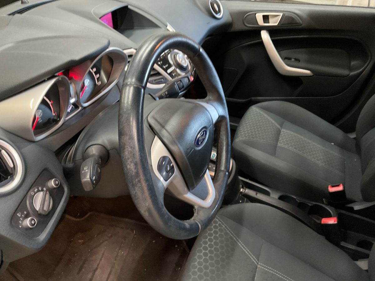 Ford Fiesta 2011 — photo 30
