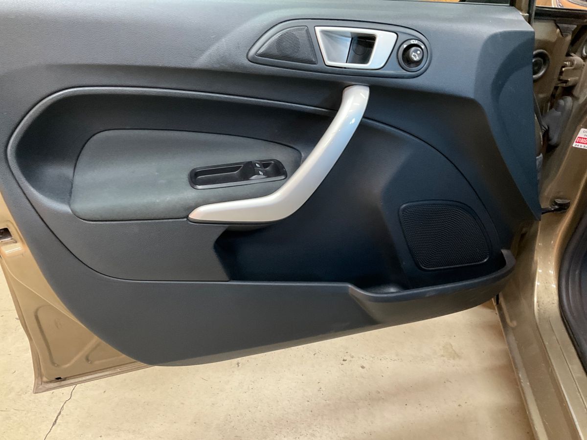 Ford Fiesta 2011 — photo 31