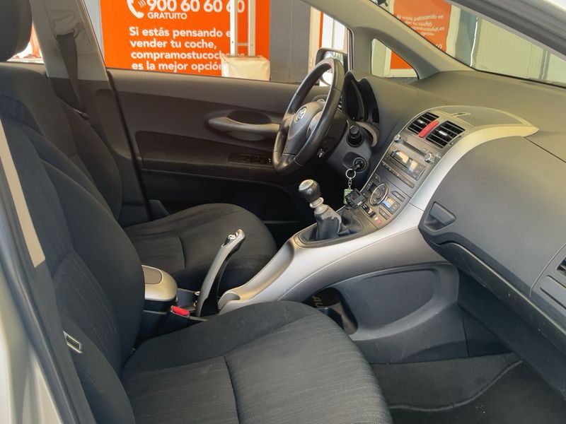 Toyota Auris 2.0 D-4D Active — zdjęcie 11
