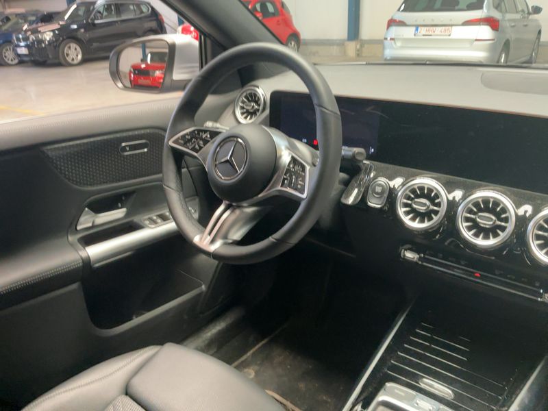 Mercedes-Benz EQA 300 4Matic Progressive — zdjęcie 13