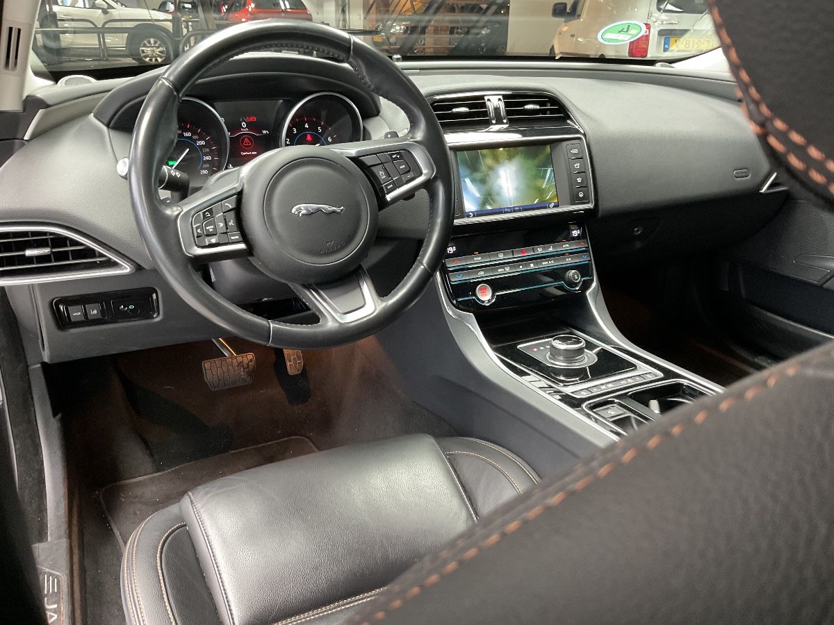 Jaguar XE 2018 — photo 18