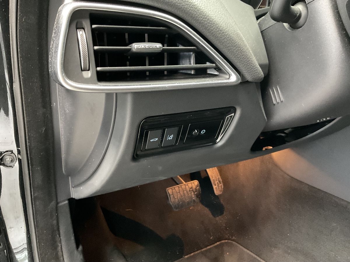 Jaguar XE 2018 — photo 27