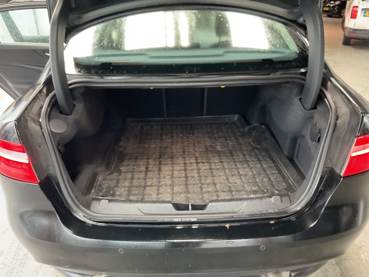 Jaguar XE 2018 — photo 16