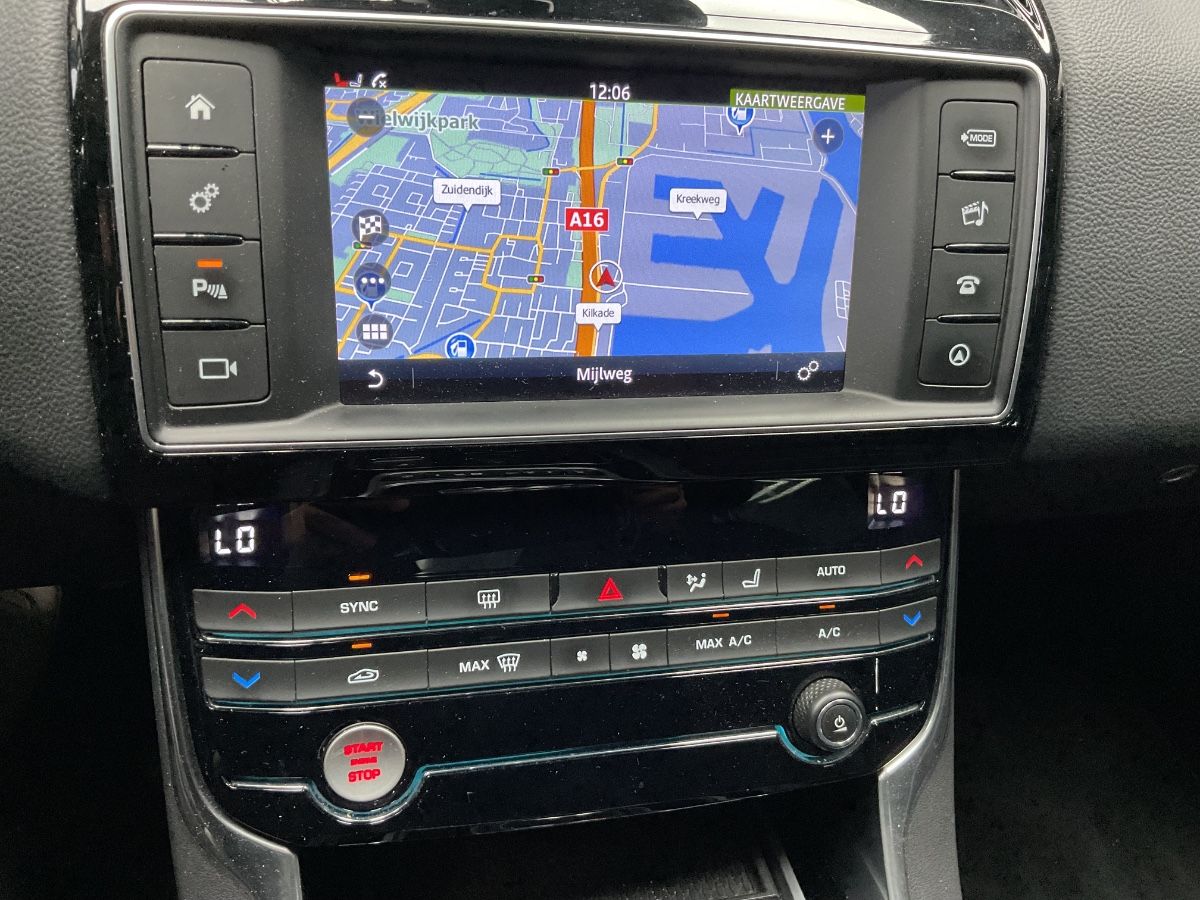 Jaguar XE 2018 — photo 22