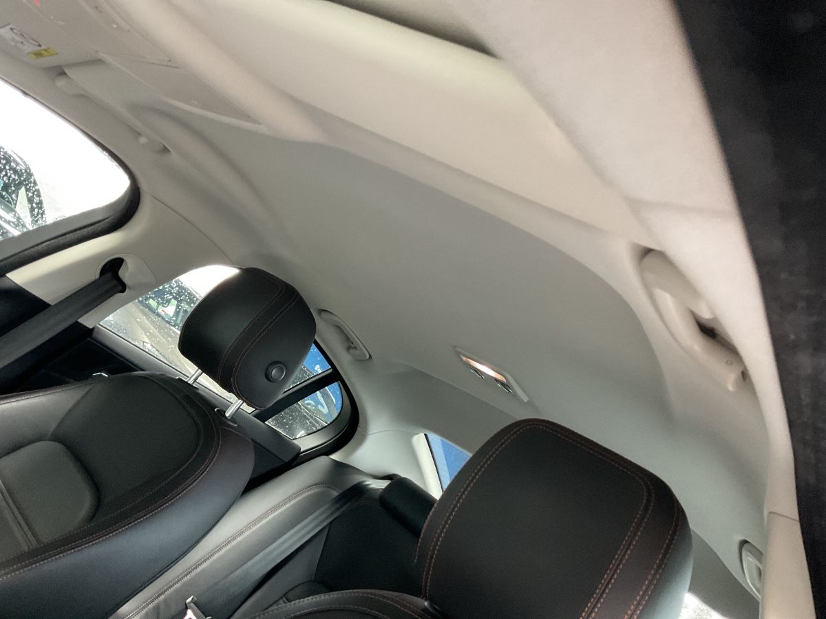 Jaguar XE 2018 — photo 23