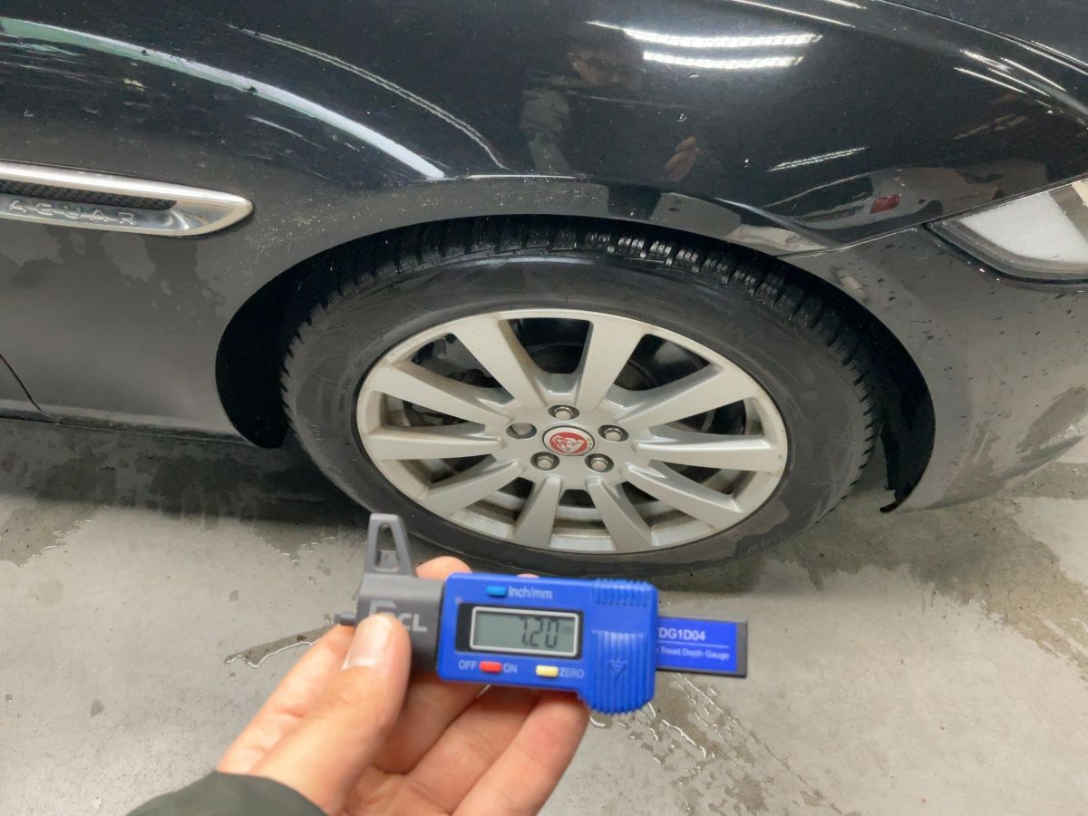 Jaguar XE 2018 — photo 12