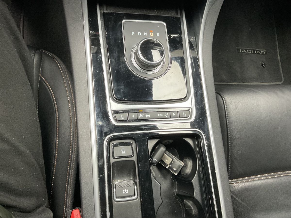 Jaguar XE 2018 — photo 29