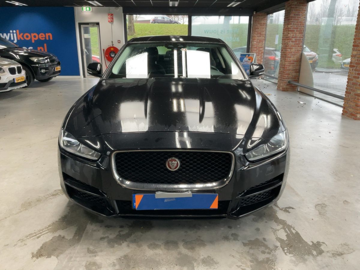 Jaguar XE 2018 — photo 15