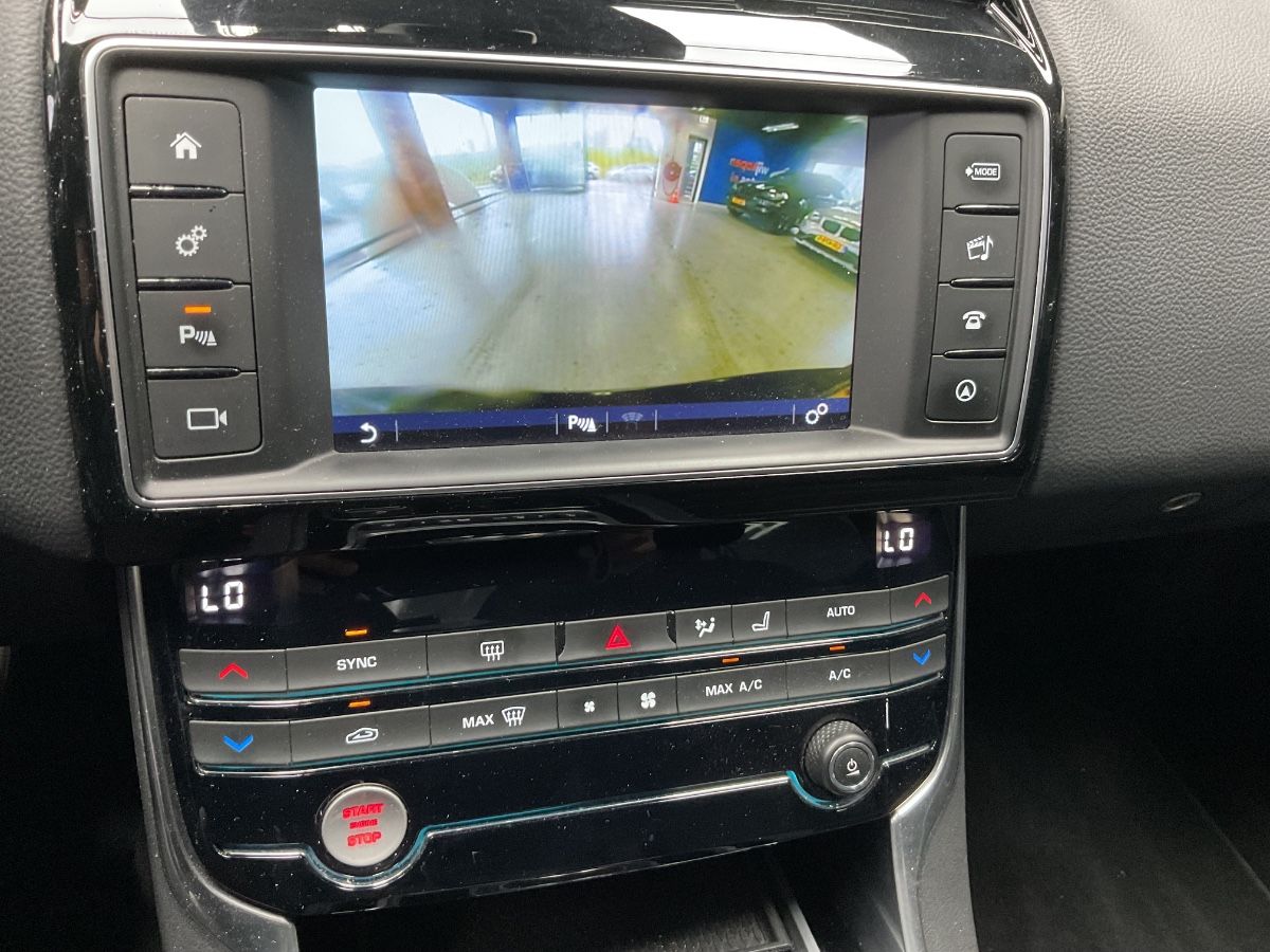Jaguar XE 2018 — photo 25