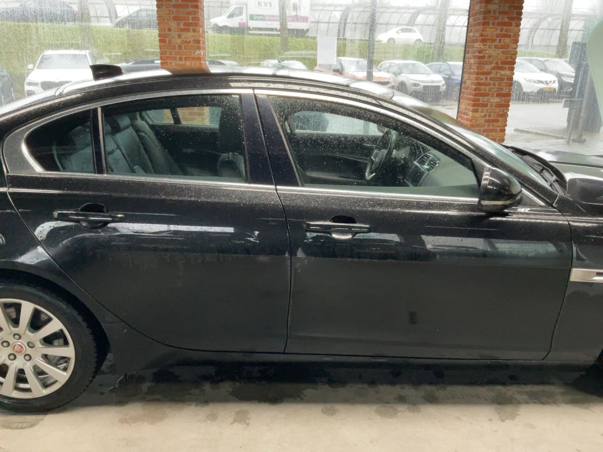 Jaguar XE 2018 — photo 11