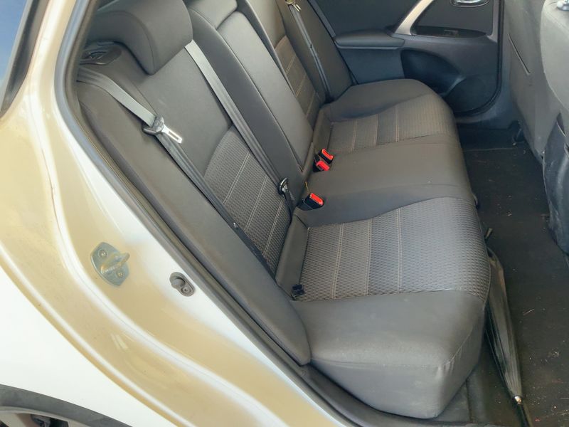 Toyota Avensis 2.0 D-4D Advance — zdjęcie 14