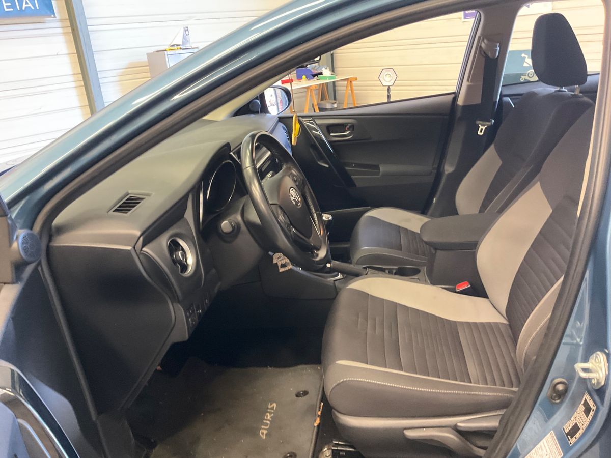 Toyota Auris 2018 — photo 24