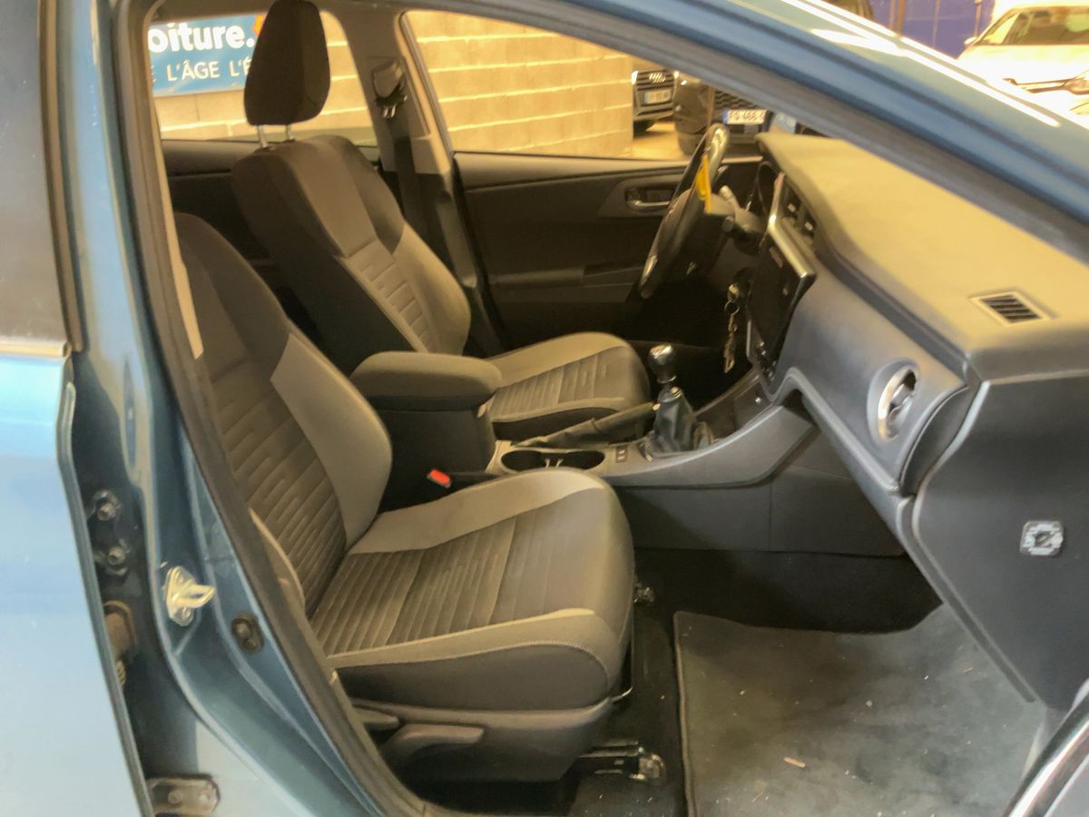 Toyota Auris 2018 — photo 17