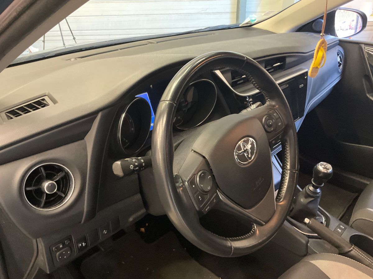 Toyota Auris 2018 — photo 25