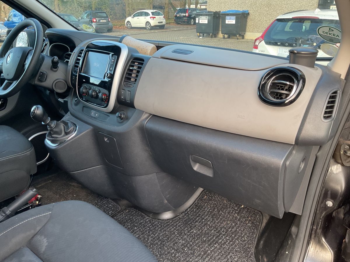 Renault Trafic 2019 — photo 38