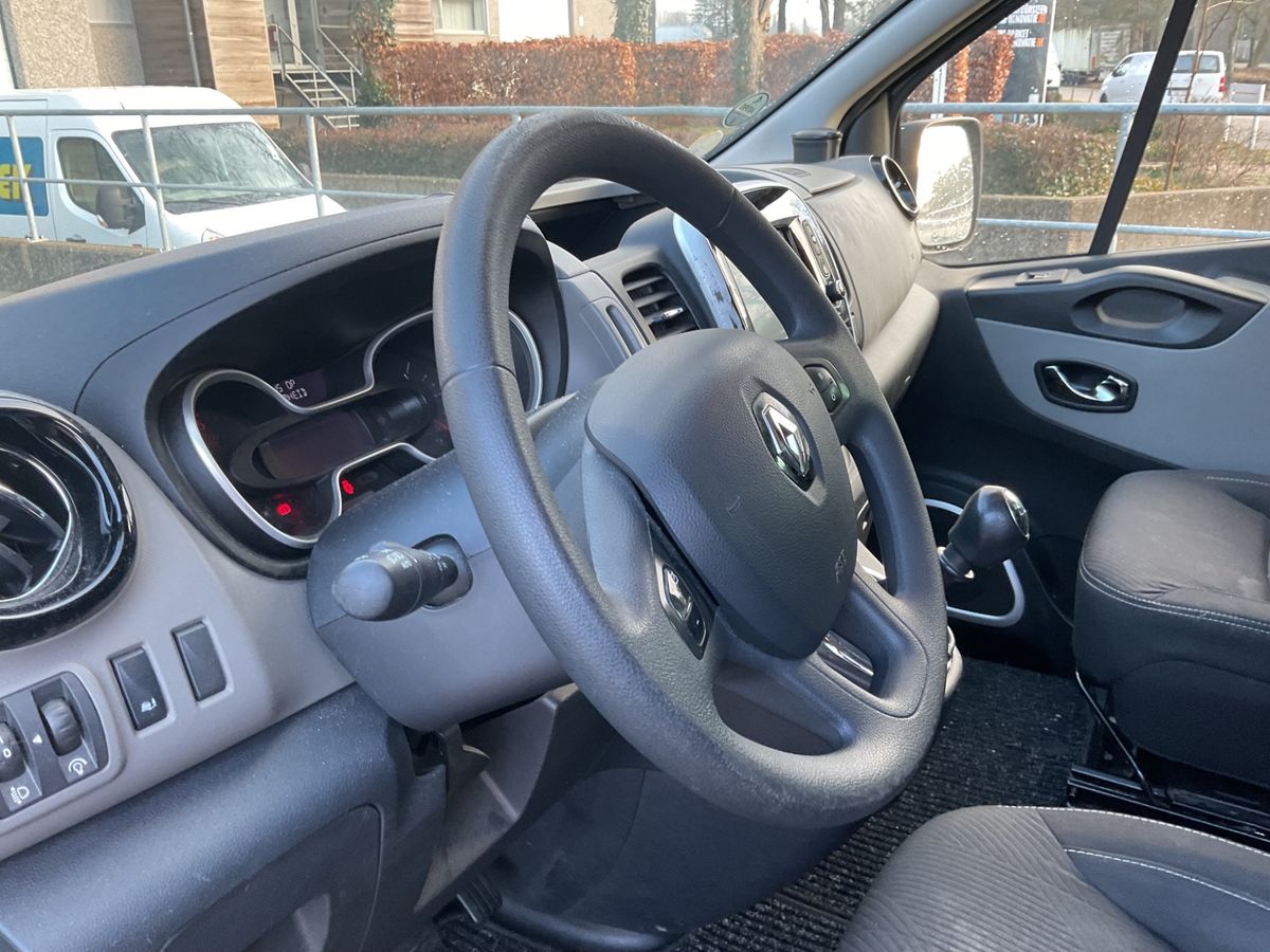 Renault Trafic 2019 — photo 32