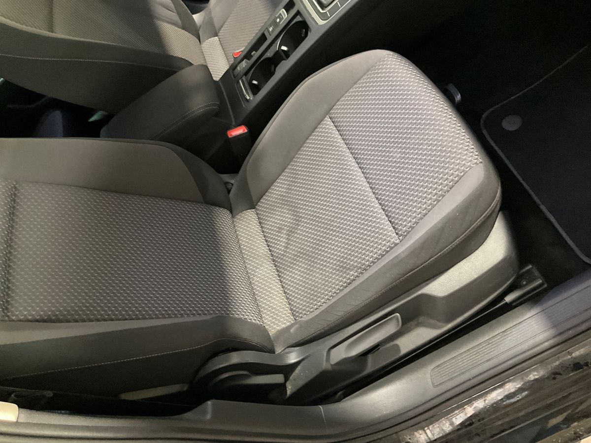 Volkswagen Passat 2019 — photo 36