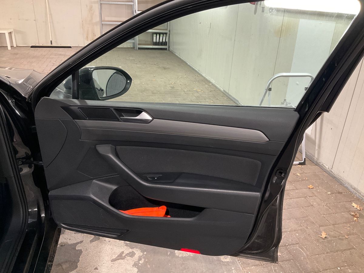 Volkswagen Passat 2019 — photo 34