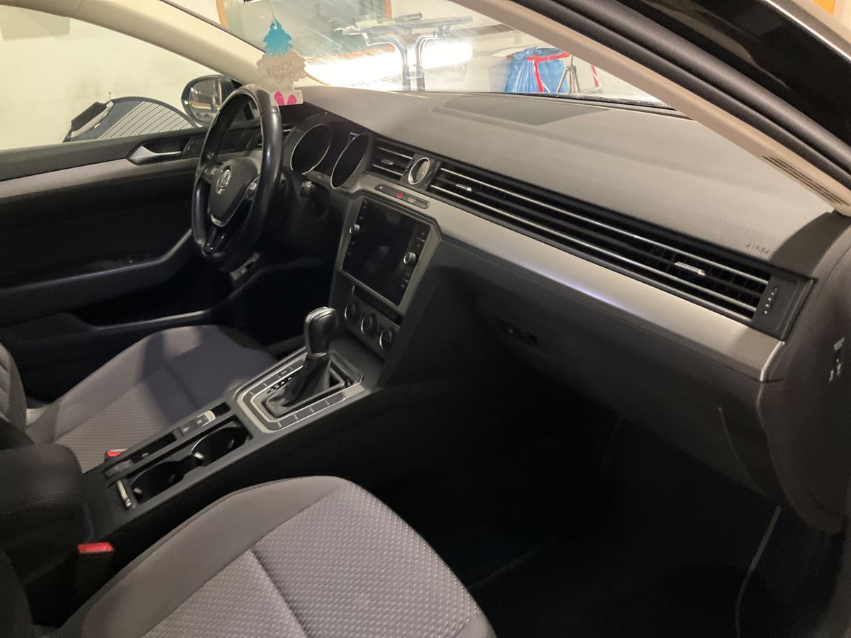 Volkswagen Passat 2019 — photo 37