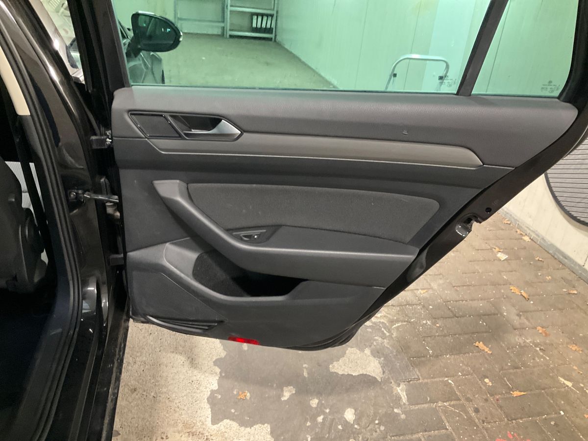 Volkswagen Passat 2019 — photo 47