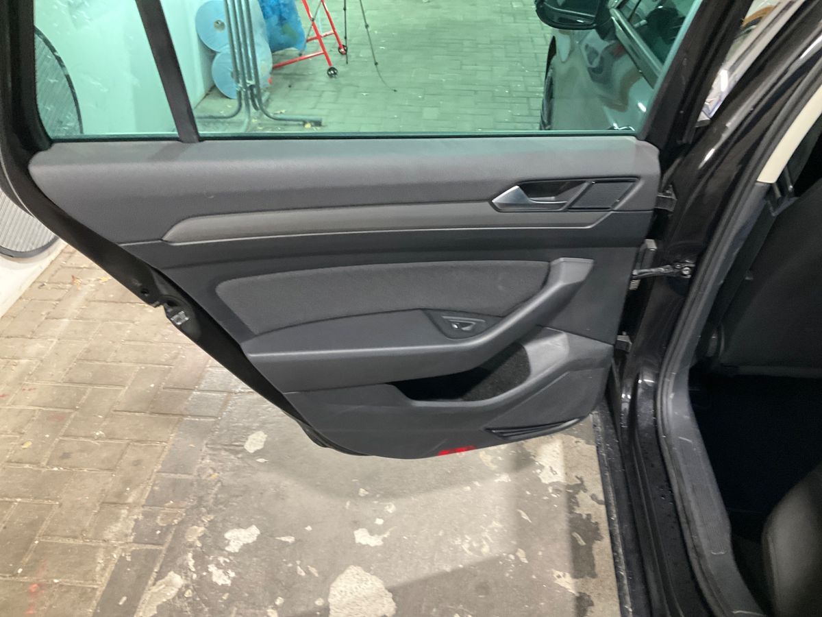 Volkswagen Passat 2019 — photo 31