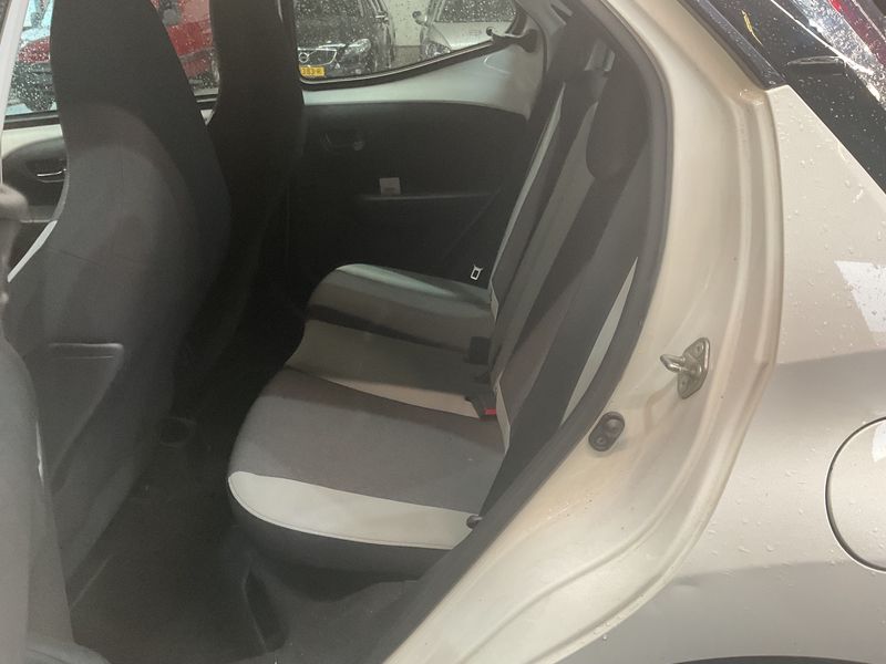 Toyota Aygo 1.0 X-Play — zdjęcie 14