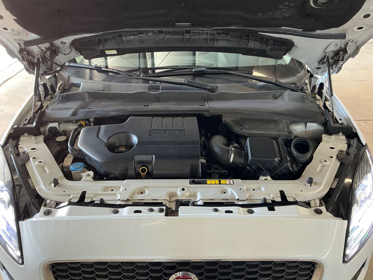 Jaguar E-Pace 2018 — photo 32