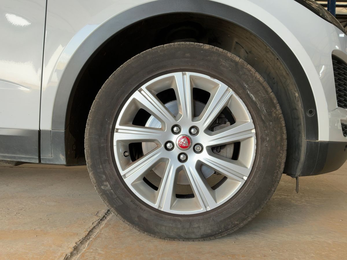 Jaguar E-Pace 2018 — photo 12