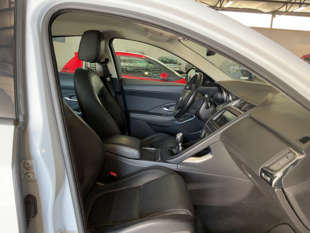 Jaguar E-Pace 2018 — photo 17